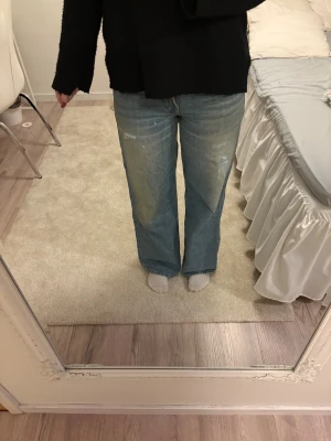 Blå wide jeans från Denim (H&M) - Säljer ett par blå jeans som bara har legat i garderoben sen jag köpte dom. Dom är  från &Denim med breda ben och låga i midjan. Jeansen har klassisk ljus tvätt och slitna detaljer framtill och baktill. Jag är 170 och byxorna går hela vägen ner till golvet!😊