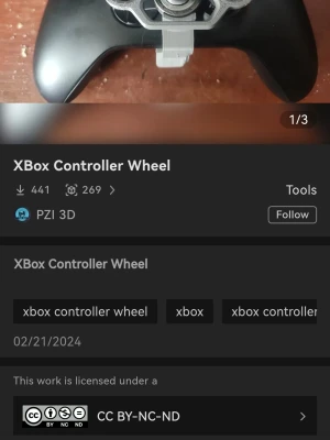 Xbox Controller Wheel - Xbox Controller Wheel är ett tillbehör som monteras på en Xbox-handkontroll för att ge en rattliknande känsla vid bilspel. Perfekt för racingentusiaster som vill förbättra spelupplevelsen. Produkten ser ut att vara i gott skick utan synligt slitage.