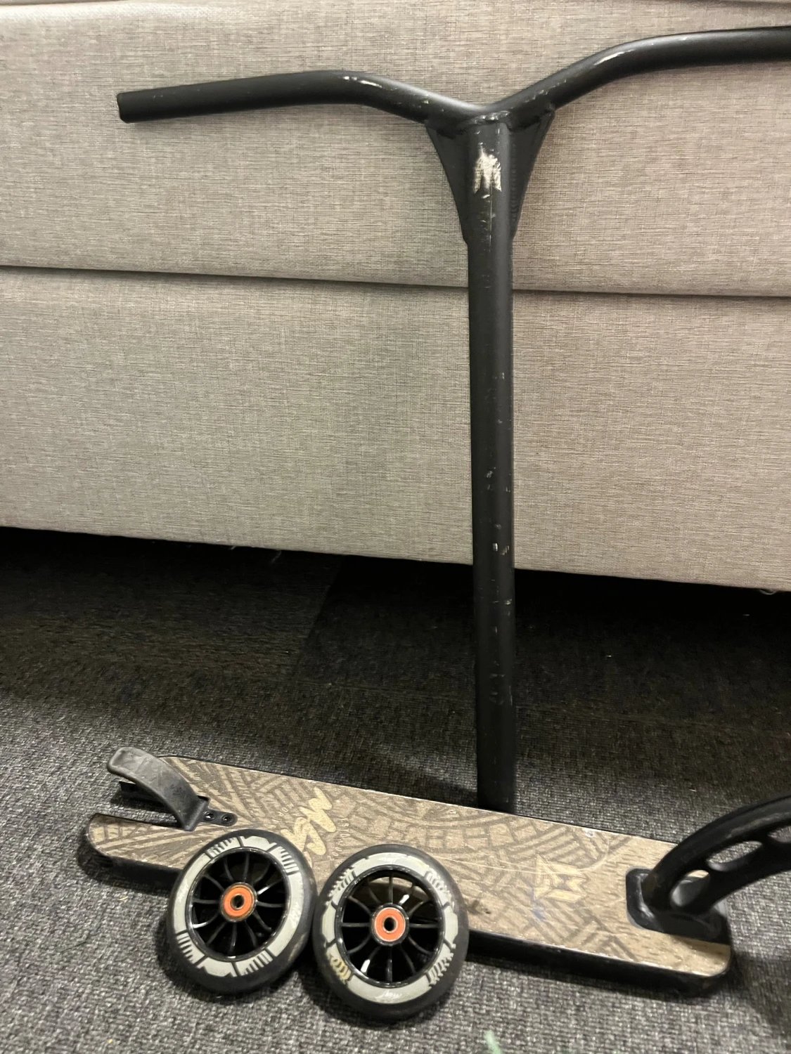 Svart MGP sparkcykel väst ett svart styre svarta hjul svart däck. Har inga sprickor på däcket. Har använt det två gånger styret. Har kört mig rätt bra tag hjulen tillhör däcket.