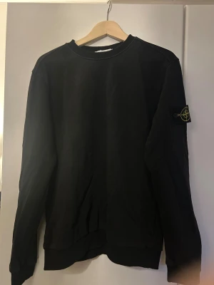 Stone Island sweatshirt  - Stone Island sweatshirt, storlek M. Sitter inte bra på mig då den är förstår. Använd fåtal gånger, cirka 4 gånger kanske vilket förklarar att den tröjan har väldigt bra skick.