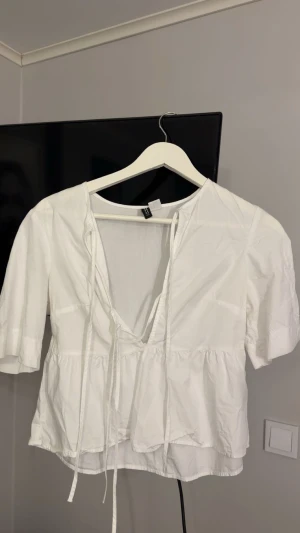 Vit blus - Säljer min fina vita blus som är använd jätte få gånger, i väldigt fint skick! 🤗passar o styla mycket med, säljer då den knappt har används. I storlek Xs men har S också och passar, Köp eller skicka vid fler frågor!🥰❤️