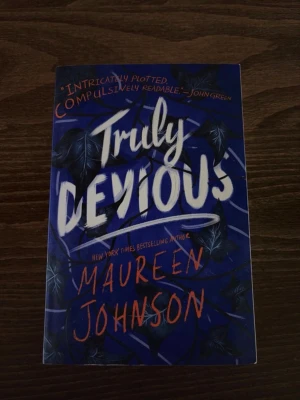 Truly Devious - Truly Devious är en spännande och modern deckare som utspelar sig på en mystisk privatskola i Vermont. Perfekt för dig som gillar mysterier, gåtor och smarta unga huvudpersoner. Boken är hyllad för sin atmosfär, oväntade vändningar och rappa dialog. För dig som älskar att lösa gåtor!