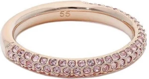 Rosa glittrig ring från Swarovski  - Snygg ring i Roséguld/guld ton, täckt med små rosa glittrande stenar runt hela ringen. Ringen har en rund och smal form som ger en elegant vibe. Perfekt accessoar för att lyfta din stil med lite extra bling.