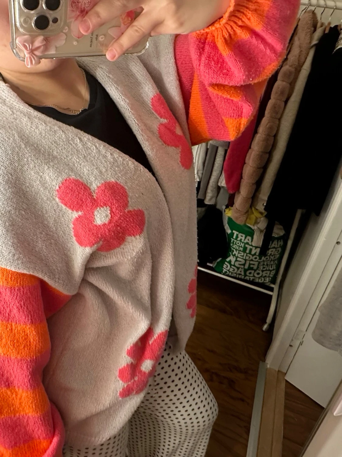 Grå kofta med blommor och färgglada ärmar - 1