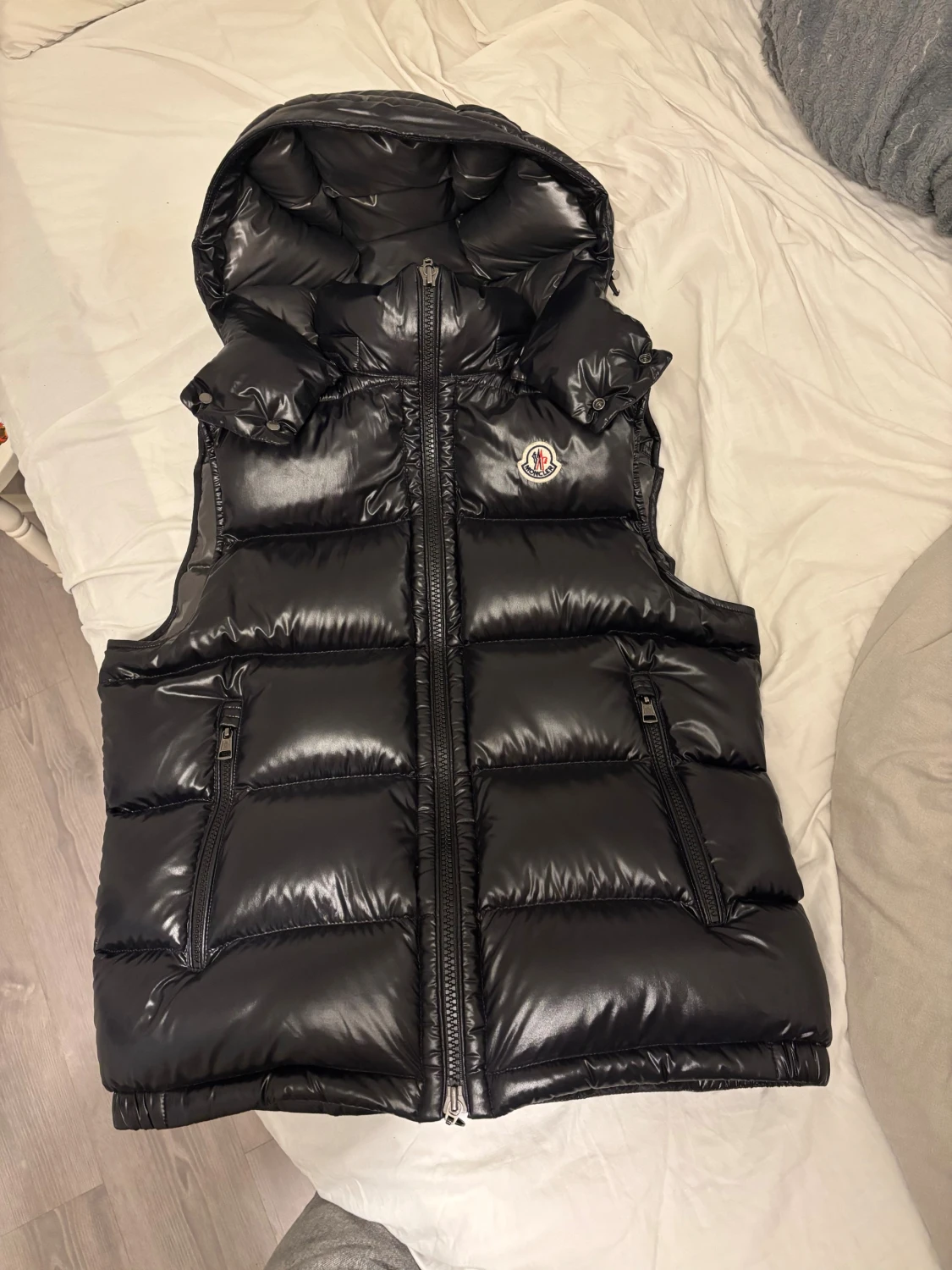 Svart dunväst från Moncler med huva - 2