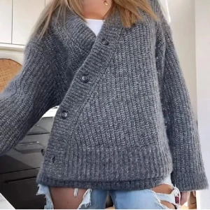 & Other Stories kofta - Säljer denna superpopulära och eftertraktade kofta från & other stories, köpt här på plick💓Den är gjord av alpacka ull så man håller sig varm och den är såå mjuk o skön! Den är nästintill oanvänd o tvättad 1-2 gånger av förra ägaren💓OBS säljer endast för bra pris (nypris 1500kr)💞