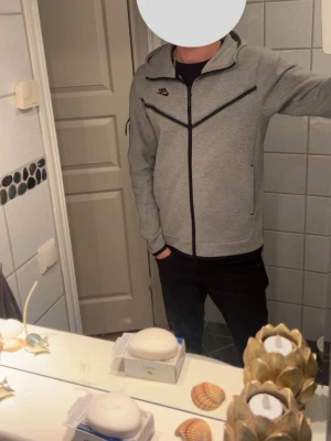 Nike tech fleece M  - Säljer en fräsch nike tech fleece som är knappt använd inköpt för 1 år sen från JD.