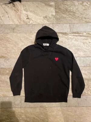 Cdg hoodie  - Cdg hoodie i shysst skick! Står XL på lappen, men det är japanskt märke så passar bättre som L/M! Mvh Henry 