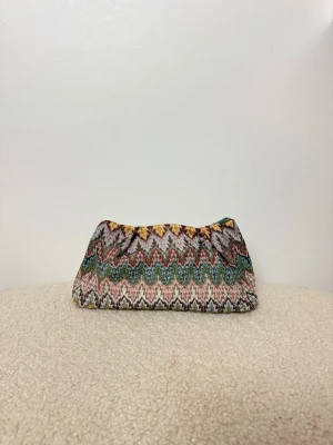 Zickzack Clutch Väska - Clutch-väska, 26x16 cm, mönstrad zigzag-inspirerat i grönt, rosa, gult och blått. Handgjord!!