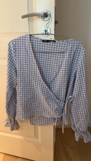 Blåvit blus - Jättefin blus jag köpte för 1,5 år sen på Zara. Sitter jättefint men lite för kort i armarna på mig💓Inga defekter då den knappast är använd. 