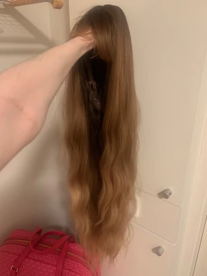 Syntetisk peruk - Ny och oanvänd