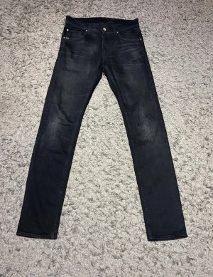 Tiger of sweden jeans - Hej! Säljer ett par svarta Tiger of sweden jeans i storlek 30:32. Jeansen är slim fit och är i mycket bra skick. Hör av dig vid fler frågor!