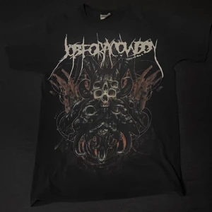 Job For A Cowboy t shirt (2006) - t-shirt från metalbandet/deathcore legenderna Job For A Cowboy. Färgen på t shirten är mer mörk grå än svart eftersom färgen på t shirten har ändrats under åren eftersom den är så gammal.