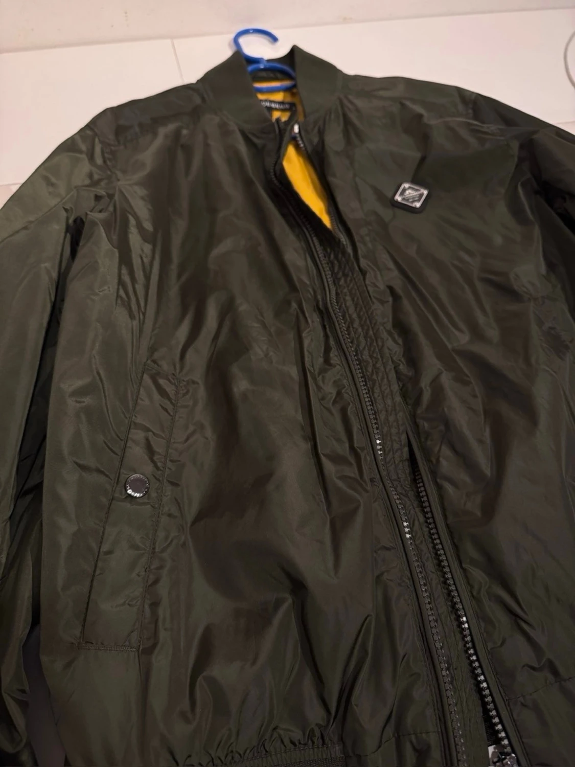 Olivgrön bomberjacka från J.Lindeberg - 1