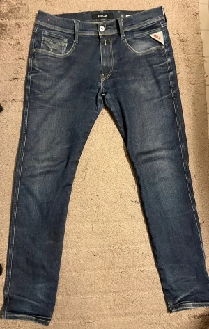 Replay anbass jeans - Säljer dessa marinblåa replay anbass jeans i storlek W34 L30, men jag skulle säga att de mer passar som W32 L30. Defekt syns på de sista 2 bilderna, borde gå att fixa väldigt lätt hemma eller billigt hos en skräddare.