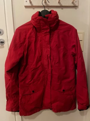 Röd Fjällräven jacka M - Röd Fjällräven jacka med fleece inuti som håller värme