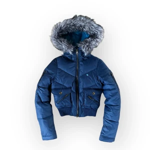 Vintage Abercrombie&Fitch jacka - I am sellig this vintage jacket with faux fur in a XS size (fits an XS in my opinion) from the brand: Abercrombie & Fitch  Measurements: Length from shoulder down: 44cm Width across at the bottom: 34cm  Write to me for other questions💕