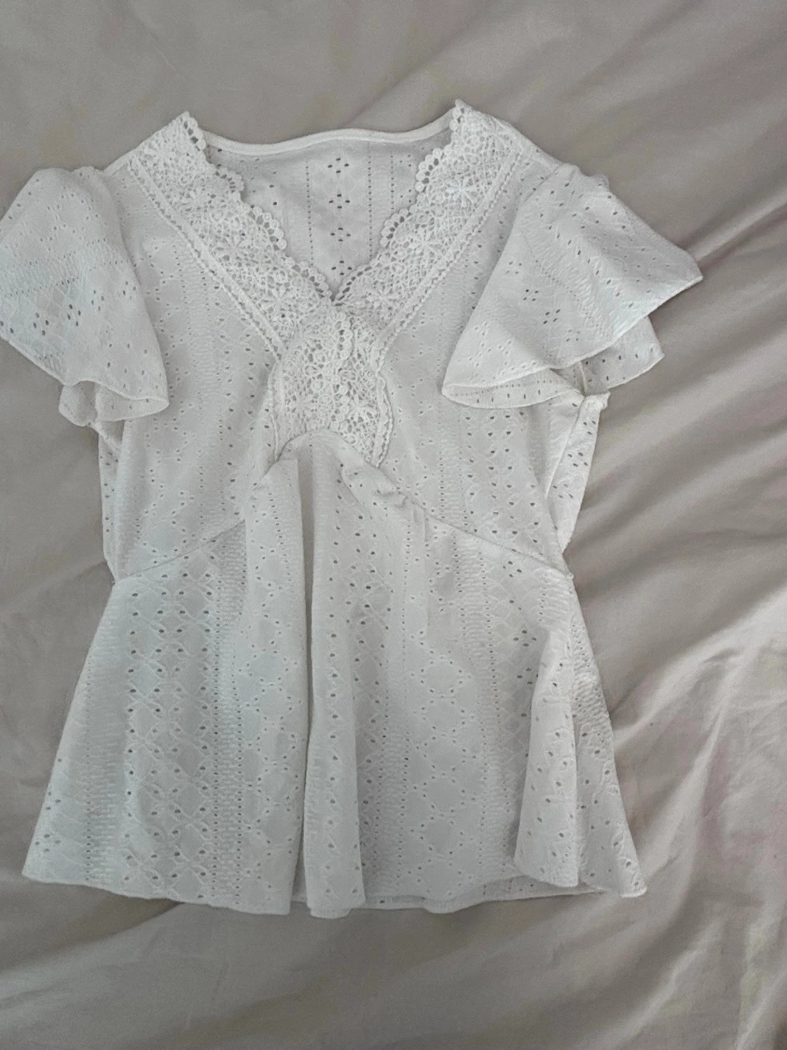 Vit blus med spets och volang