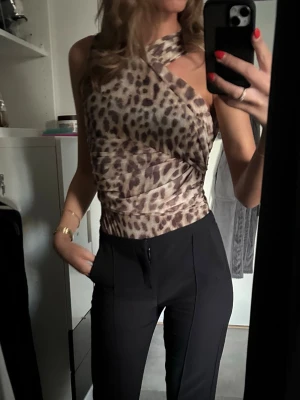 Leopard topp  - Säljer denna snygga leopard topp från Zara, endast använt en gång! 