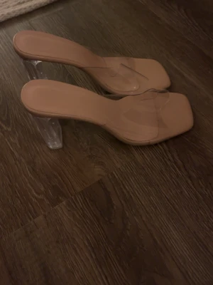 Klackskor - Klackar i beige med fyrkantig tå och transparent rem över foten