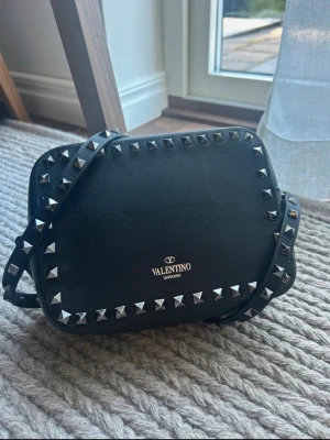 Väska med nitar  - Köpte denna av en tjej på Vinted, hon köpte denna på en marknad utomlands. Mycket fin! Säljer då jag är ute efter ngt nytt. ( pris går att diskutera )