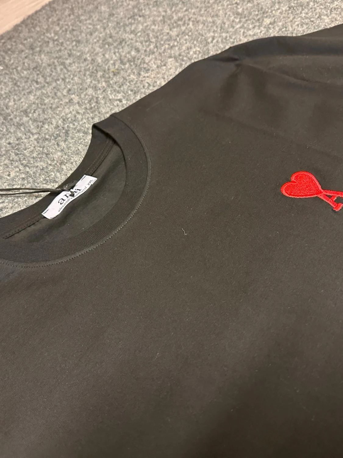 Svart t-shirt från Ami Paris med hjärtdetalj - 1