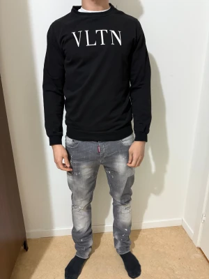 Valentino Sweatshirt  - Schysst sweatshirt av VLTN. Litet hål, jätte litet hål vid kragen men inget synligt 