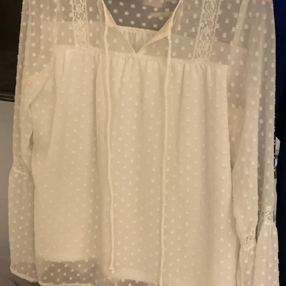 Vit prickig blus från Vila - 2