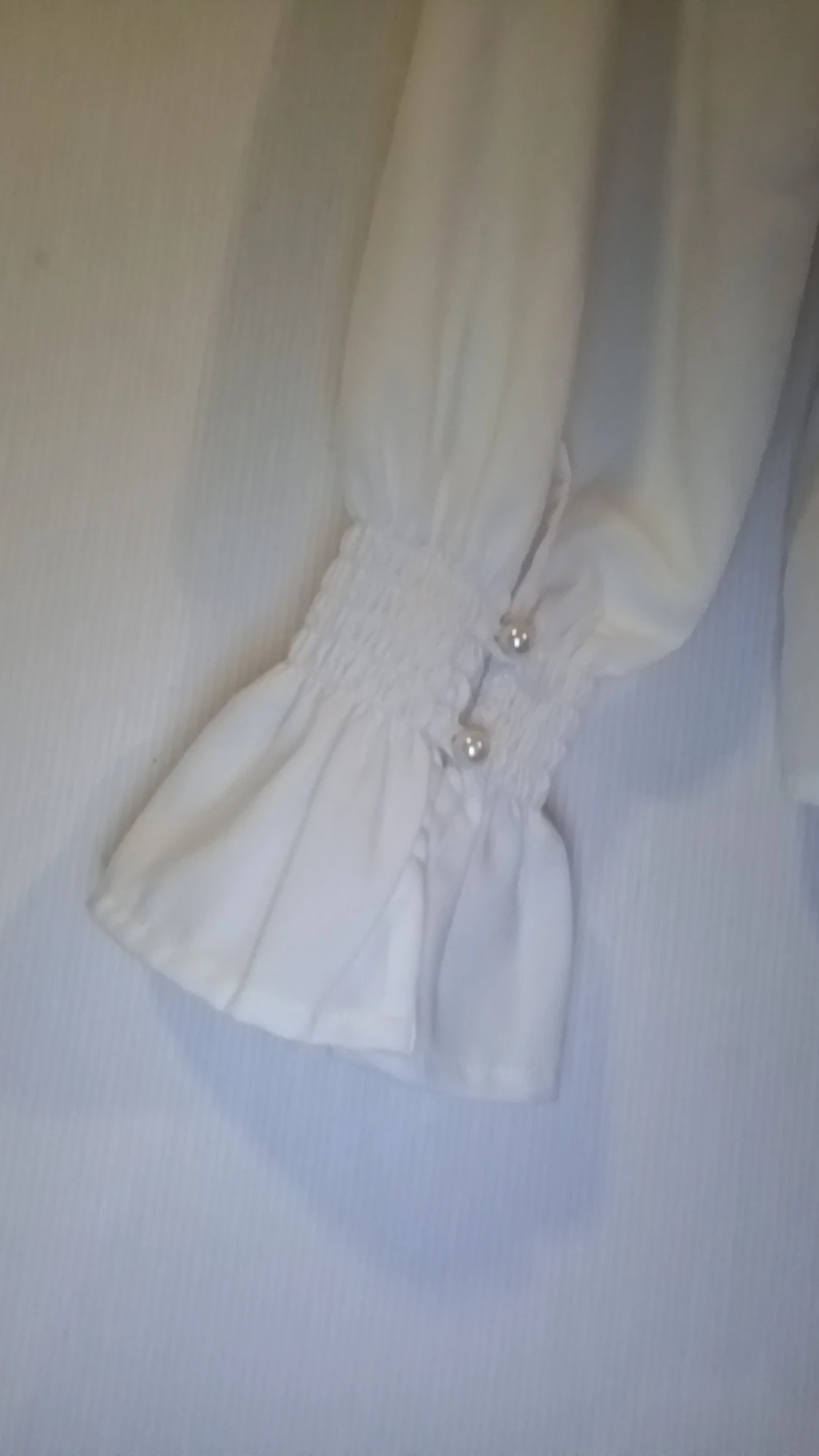 En vit långärmad blus med luftigt tyg och med en halskrage. (Vuxenstorlek) - 3