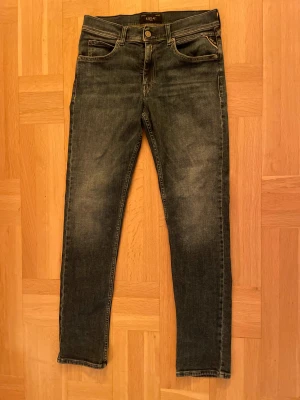Replay Wallys jeans mörkblå regular fit - Säljer ett par feta mörkblå Replay Wallys jeans med regular passform. Klassisk femficksdesign och Replay-logga på fickan. Tillverkade i stretchigt denim för en bekväm känsla. Perfekt för dig som gillar en clean look. Hör av er om ni har några frågor! MVH Tom