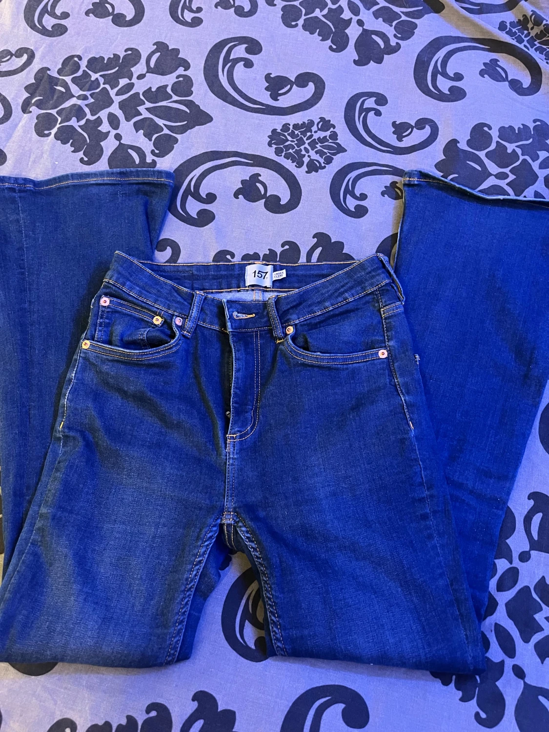 Blå Snake Flare jeans från 157