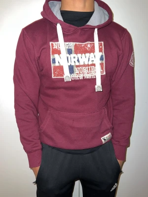 Norway Hoodie - Storlek S, varm fluffing och bekväm insida.