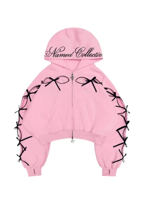 Named collective PRINC355 ribbon crop zip hoodie - Säljer en helt ny hoodie från named collective då den inte passar mig (gillar inte hålen och är lite för liten) i storlek large/extra large. Dock är det bra att notera att den är lite mindre i storlek ca L (inte XL). På hemsidan kostar den 1475 kr plus frakt och tullavgifter/moms hamnar den på nästan 2000 kr. Säljer den för billigare och priser går att disskuteras! Fraktar även i original förpackning då jag endast öppnat och provat den 1 gång. 