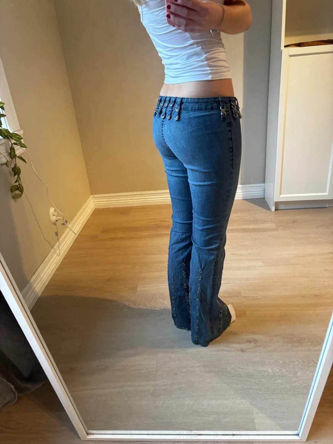 Coola lowwaist bootcut jeans med ringdetaljer - 2