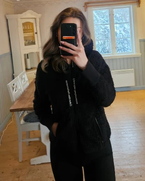Luvtröja med dragkedja - Jättesnygg tröja från Calvin Klein med dragkedja och huva, köpt i USA.🩷 Stilren och jättemysig men kommer tyvärr inte till användning.