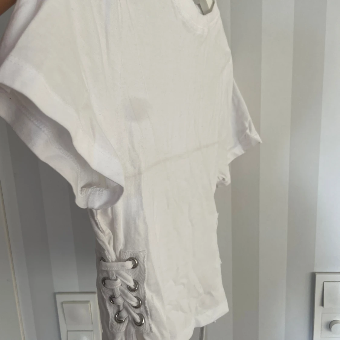 Vit t-shirt med snörning i sidan