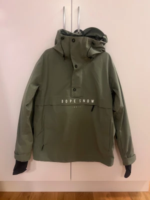 Skogsgrön Snowboard-/Skidjacka - Säljer en Skogs grön snowboardjacka från Dope Snow. Använt under en vintersäsong, med ett par märken runt kragen, annars perfekt skick. Pris kan förhandlas. 