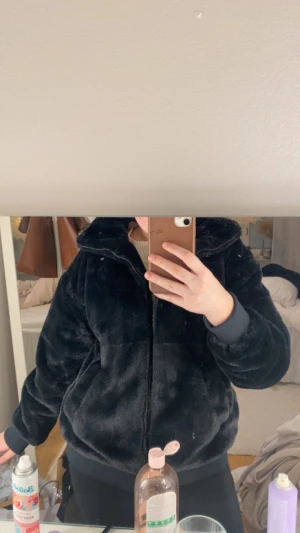 Svart teddyjacka med dragkedja stl M - Mysig svart teddyjacka med hög krage och dragkedja framtill. Jackan är helt oanvänd och är från Intersport. Märket FIREFLY