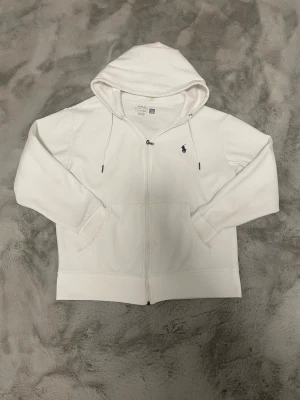 Vit Ralph Lauren Zip Up Hoodie - Riktigt fet och stilren, passar med allt