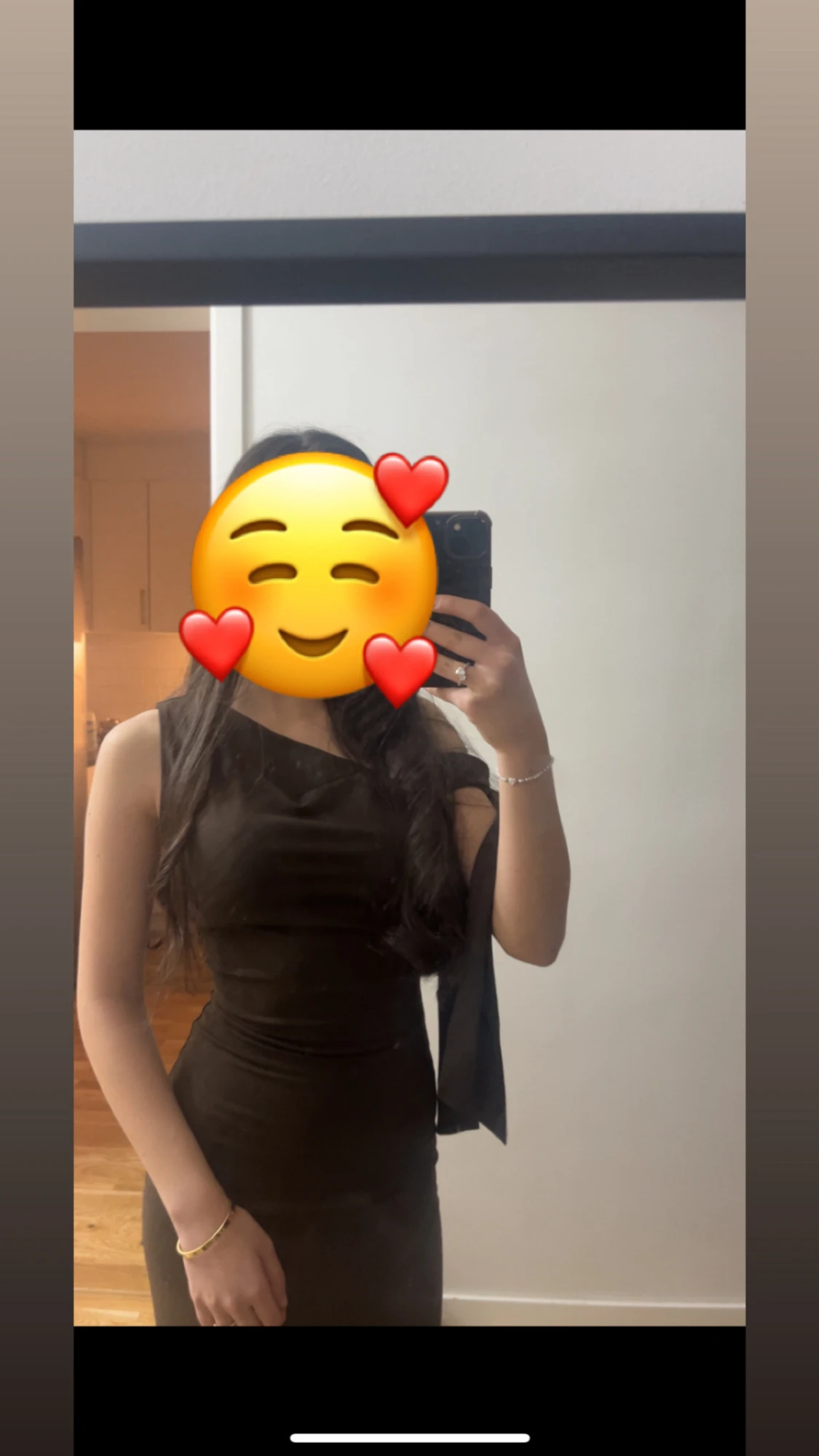 Svart oneshoulder långklänning