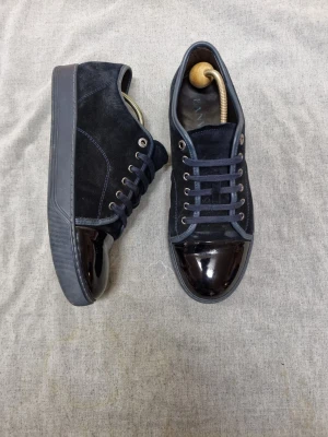 Lanvin- navy storlek 43 - Tjena! Säljer nu dessa Lanvins i storlek 43. Mycket fint skick och i en exklusiv navyblå färg! Kontakta gärna vid intresse. Pris kan diskuteras vid snabb affär.