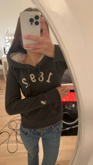 Abercrombie fitch hoodie fodrad - as cool grå Abercrombie & fitch hoodie fodrad i luvan! Storlek S! Inga defekter!
