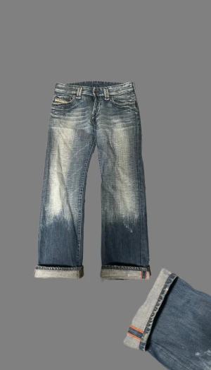  selvage denim - Snygga straight/bootcut jeans från Diesel, tillverkade i japansk selvage denim vilket har gett jeansen en väldigt fin fade✌️hör av er om minsta frågor! Priset är inte hugget i sten.