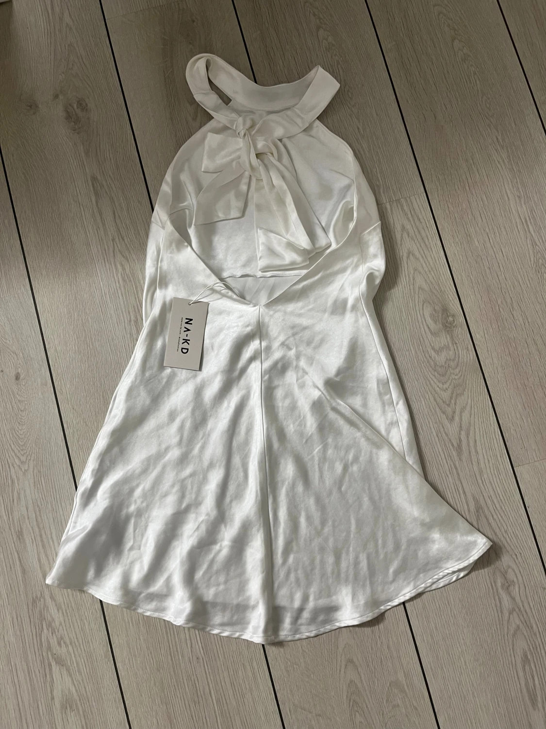 Vit satin miniklänning från NA-KD - 2