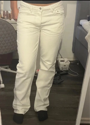Vita jeans - Säljer ett par vita jeans i modellen ICON från lager 157. De är använda ett fåtal gånger men har lite fläckar på ena benet (syns på bild) eftersom de är så långa. Storlek L och jag är 176 cm lång.
