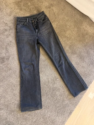 Acne jeans 1977 - Säljer mina älskade jeans i modell 1977 från Acne som tyvärr blivit för små 