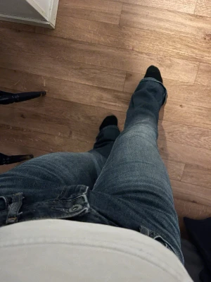 Jeans något vida i benen  - Fina jeans i en mörkblå färg med ljusare inslag över låren samt knänen. En lättare bootcut som är långa i benen. Jag är 173 cm men de är för långa för mig, där med slitage vid hälen. Sälgs pågrund av att de är för stora i midjan.☀️30 35 i storlek. 