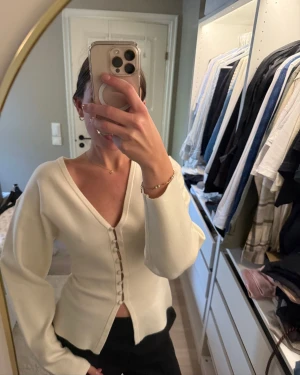 Vit kofta med v-ringning och knappar - Vit kofta med v-ringning och knappar