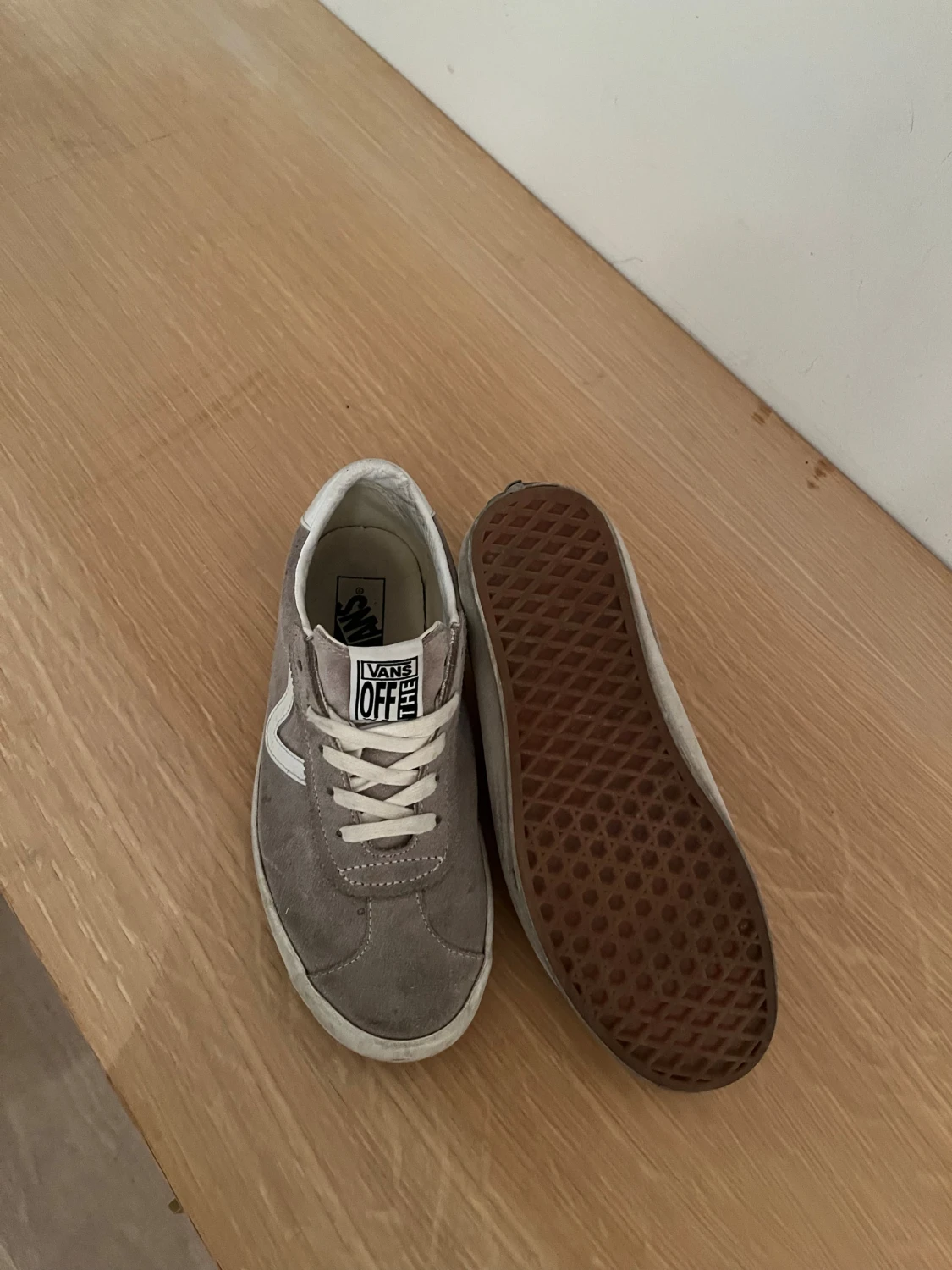 Gråa Vans sneakers i mocka OFF The Wall  - 1