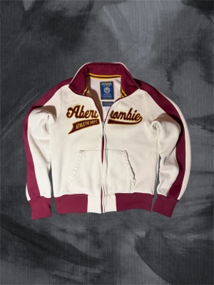 Abercrombie college tröja - Säljer då denna pissfeta college tröjan från Abercrombie i stl M. Vinröd och beige är sjukt snygg färgkombination. Påminner verkligen om amerikansk college känsla. Missa inte chansen att slå till på denna! Skriv om du har några frågor, svarar gärna på dem😊.